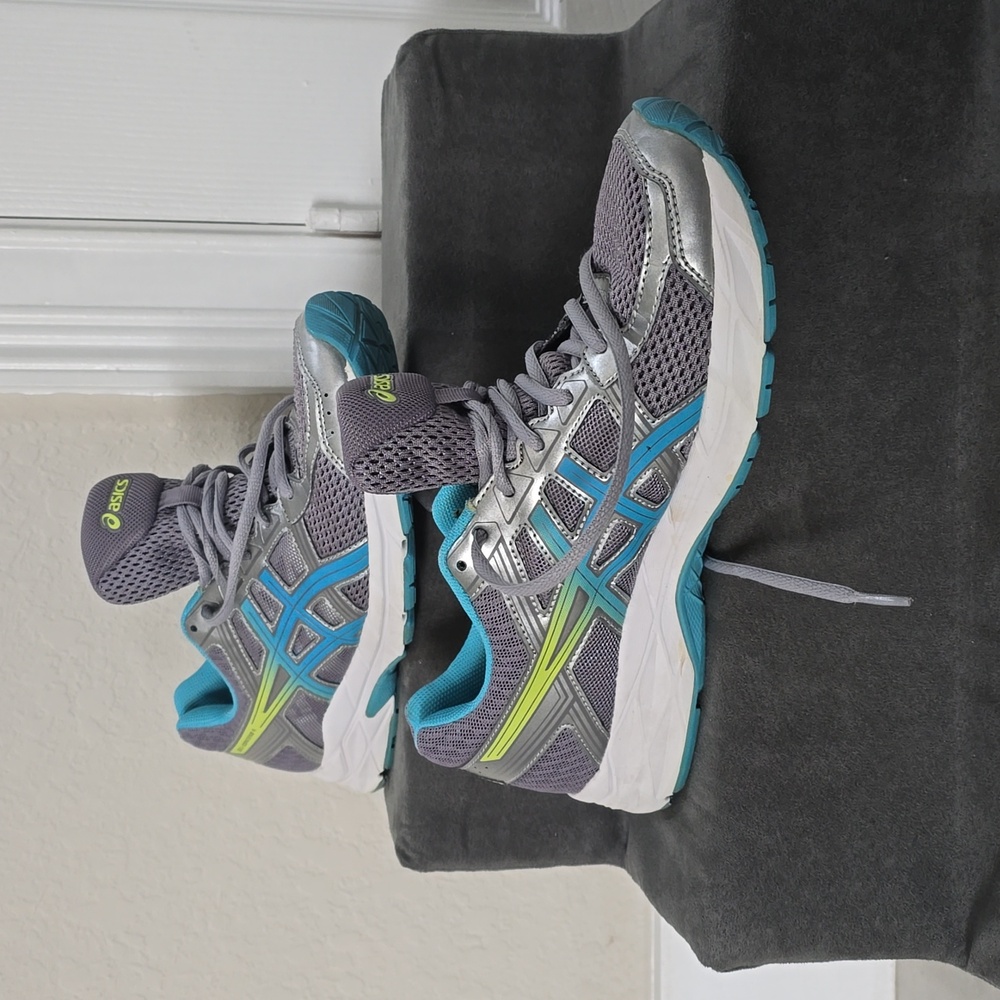 Beautiful Used Asics Shoes. Size 9 1/2 .